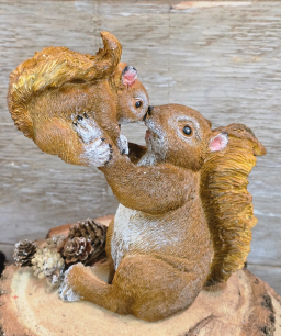 Squirrel Love 7x3x8in