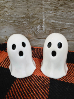 Ghostly Salt n Pepper Shaker 5x2.5x3.5in