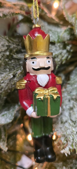 Gift Giving Nutcracker Resin 1.5x1x3.5in